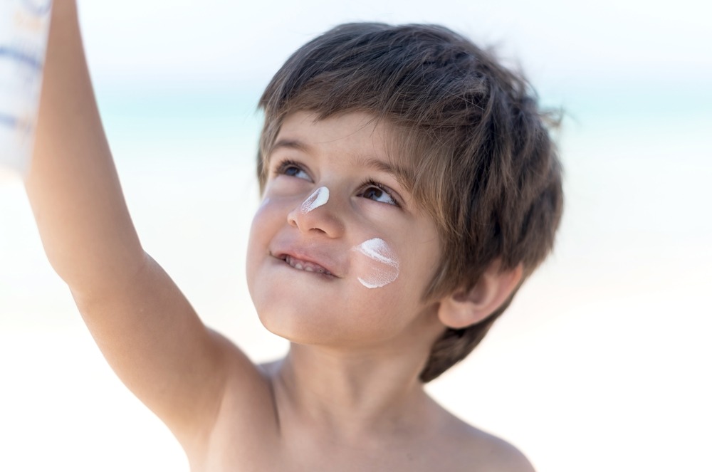 Cómo aplicar la protección solar a los niños